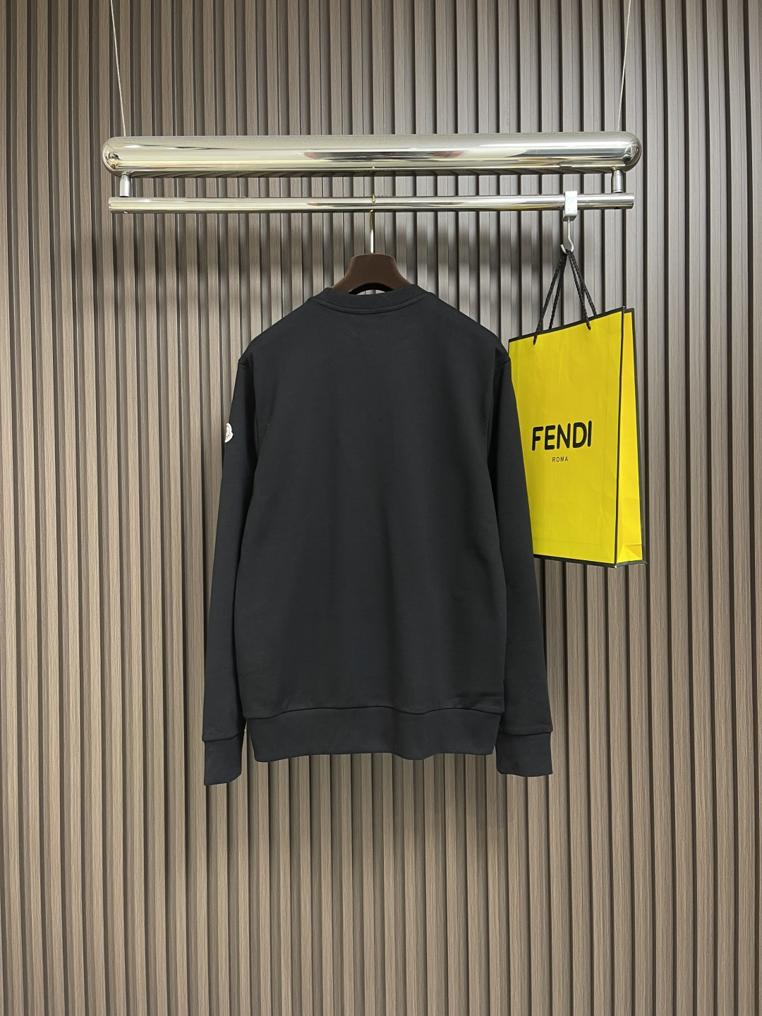 🛒🛒MONCLER 刺绣花朵徽标卫衣，面料采用380克双股纯棉毛圈。面料螺纹搭配1*1双纱螺纹。同缸配套