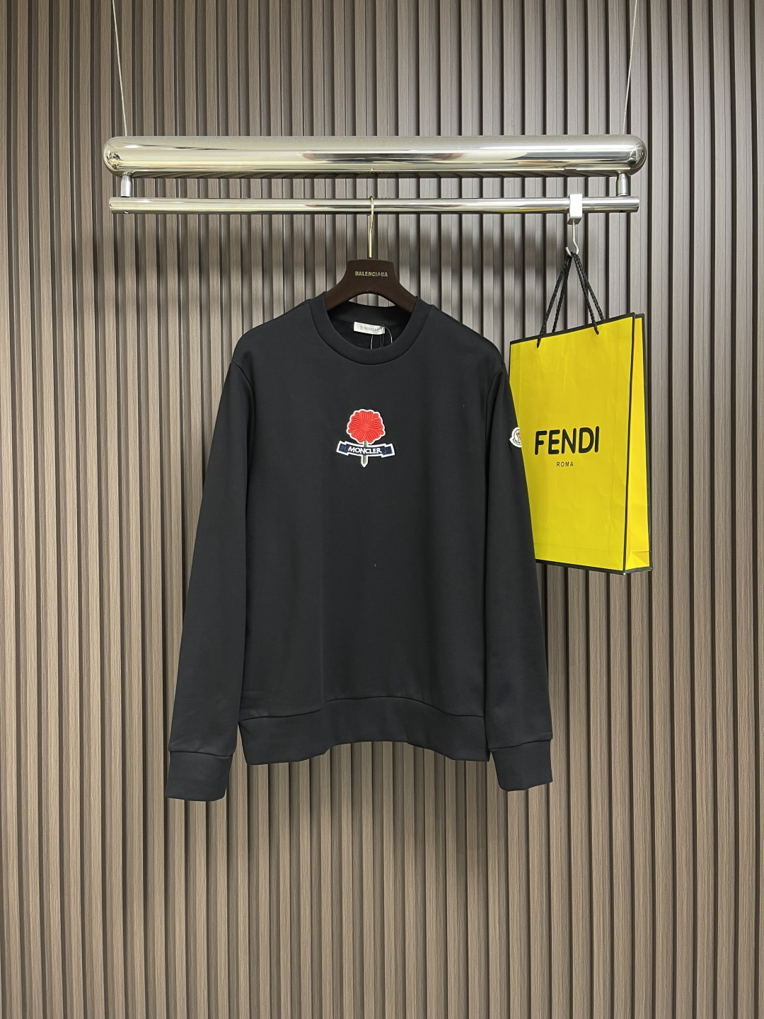 NO:523627,MONCLER embroidered flower logo sweatshirt, fabric is made of 380g double stranded cotton terry. The fabric thread is matched with 1*1 double yarn thread. The same cylinder is equipped with fixed dyeing. The embroidery uses 3D three-dimensional embroidery technology, and the original scanning and printing is restored 1:1. The flower has a brand logo icon in the middle, and MONCLER embroidery picture. The design of this cotton blend is inspired by the city emblem of Grenoble, decorated with floral logo patches. It can be matched with the same style and to create a casual look. Size S-XL, hoodie, sweatshirts, alexander wang19860909MONCLER 刺绣花朵徽标卫衣,面料采用380克双股纯棉毛圈.面料螺纹搭配1*1双纱螺纹.同缸配套定染.刺绣采用3D立体刺绣工艺,原版扫描打印1:1还原.花朵中间带有品牌标识图标,同时带有MONCLER 刺绣图.这款棉质混纺的设计灵感源自格勒诺布尔市（Grenoble）的市徽,饰有花卉标识贴片.可搭配同款和,打造休闲.尺码S-XL,,hoodie,sweatshirts,alexander wang,Men's clothing