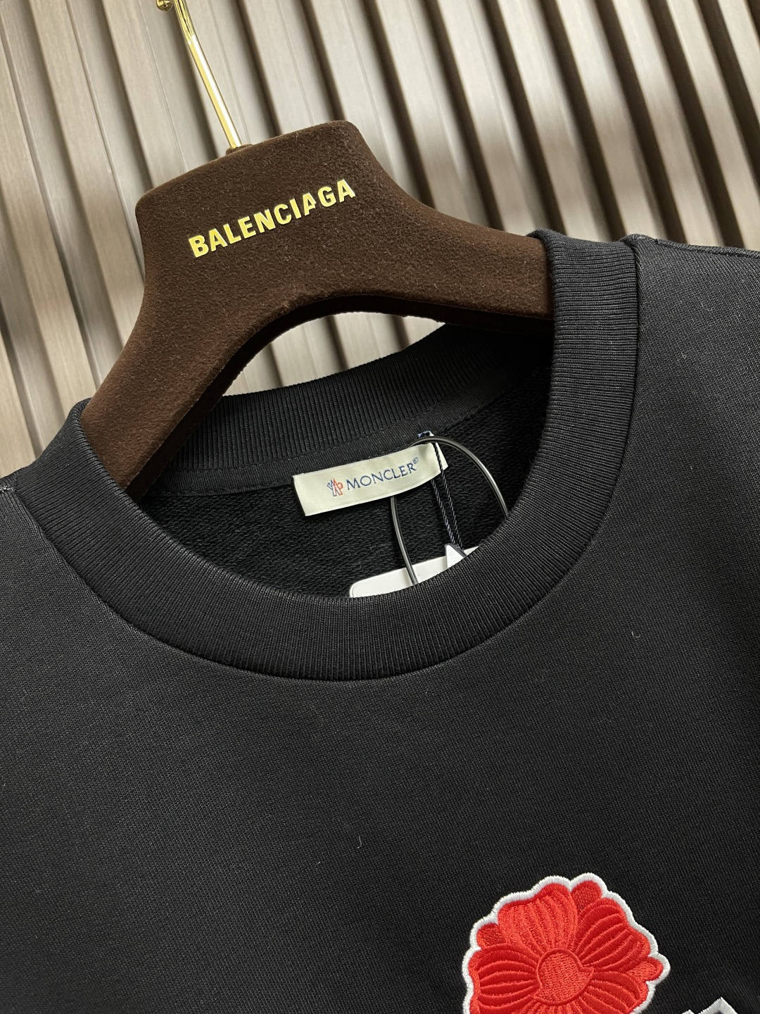 🛒🛒MONCLER 刺绣花朵徽标卫衣，面料采用380克双股纯棉毛圈。面料螺纹搭配1*1双纱螺纹。同缸配套