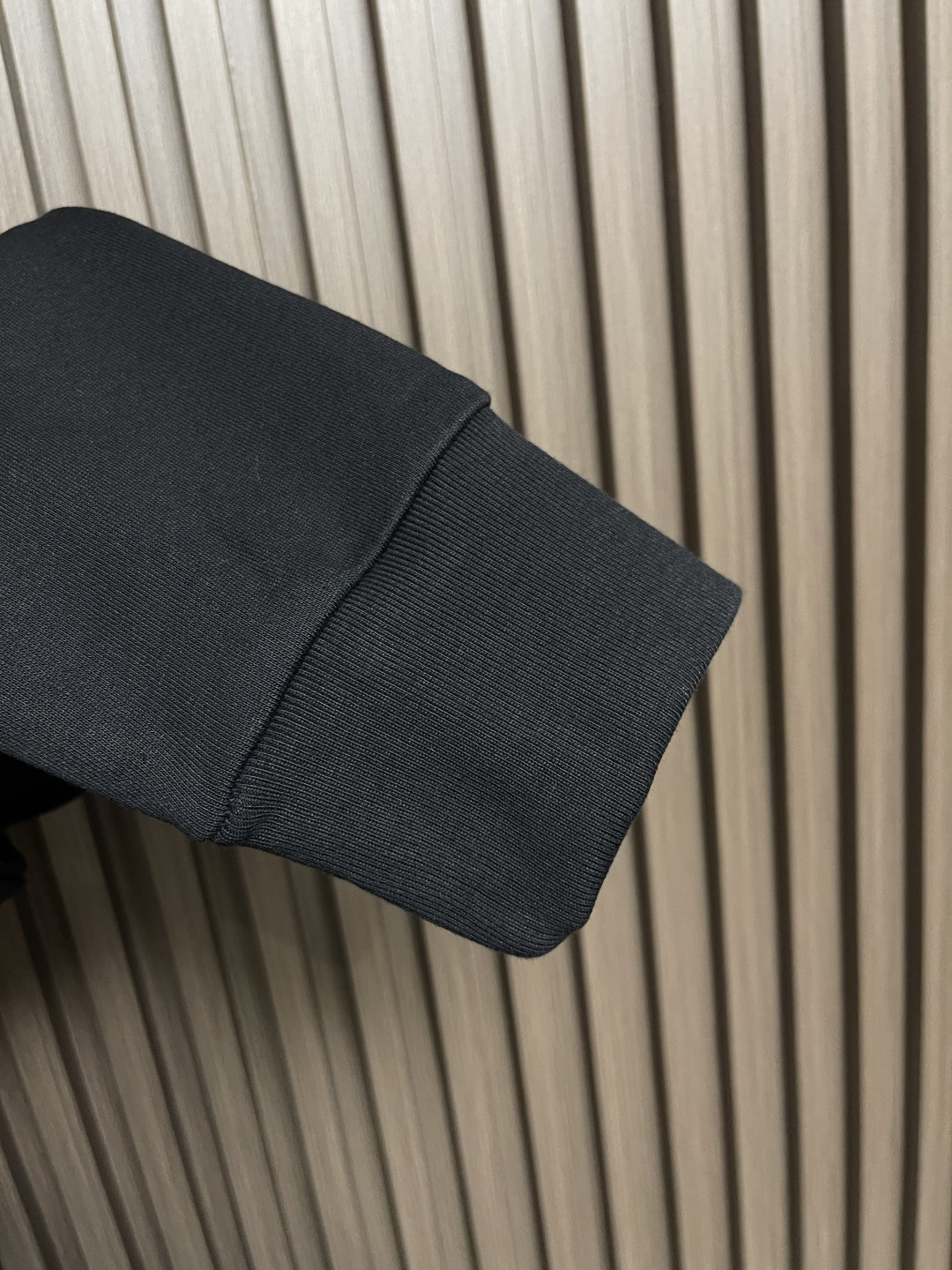 🛒🛒MONCLER 刺绣花朵徽标卫衣，面料采用380克双股纯棉毛圈。面料螺纹搭配1*1双纱螺纹。同缸配套