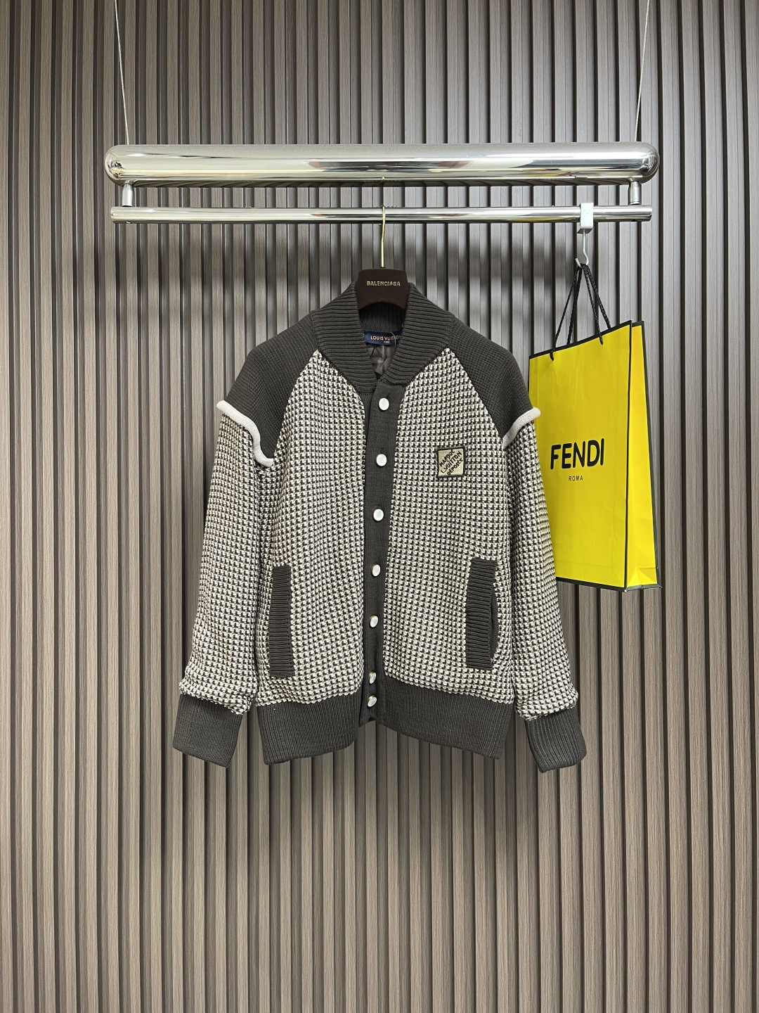 NO:523633,LV jacquard 3D pilot knitted jacket, the fabric is made of cotton wool and the lining is made of cotton. This model is made of fixed dye wool yarn, beige matching is dyed into the same color of the original, and is woven by imported machines, presenting a 3D jacquard effect. The embroidery uses 3D three-dimensional embroidery, and the chest is embroidered with the original effect according to the brand's signature. The number of needles is about 4,600 stitches, the buttons are made of natural resin pearl buttons, and the bottom is matched with metal seats. This cotton pilot jacket is from the 2025 spring and summer show, and uses a distinctive Stitch jacquard pattern to depict the pocket logo, and then outlines the collar, rotator sleeves and pockets with elegant ribs. Marque L.Vuitton DAeposee patches are decorated with finishing touch details, and the pearlescent buttons are injected into Dandy's atmosphere, making it a good choice for the seasonal overlap. Size S-XL,,louis vuitton, jackets &  coats, jackets & coats,alexander wang19860909LV 提花3D飞行员针织外套,面料采用棉质毛料,内衬采用人棉.该款采用定染毛纱,米白配套染成原版同色,采用进口机器织出,呈现出3D提花效果.刺绣采用3D立体刺绣,胸前按品牌标志性绣出原版效果.针数约为4600针,纽扣采用天然树脂珍珠扣,底部搭配金属坐.本款棉质飞行员夹克出自2025春夏秀场,以鲜明Stitch 提花织纹描摹袖珍 标识,再借典雅罗纹勾勒衣领、连肩袖和口袋.Marque L.Vuitton DAeposee贴饰点睛细节,珠光纽扣注入丹迪气息,成就换季时节的叠搭佳选.尺码S-XL,,louis vuitton,jackets & coats,jackets & coats,alexander wang,Men's clothing