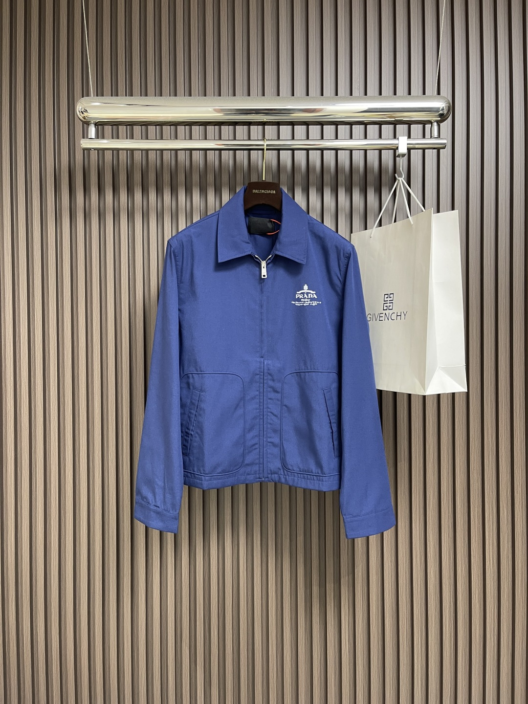 NO:528001,Prada contrast printed logo jacket custom-made elegant cotton Oxford spinning Excellent texture Comfort skin with a deep blues as the base, the elegance after precipitation, surging mystery and nobility. With contrasting letter logos, a unique fashion outline on the chest, low-key and powerful, continuing the classic neat lines of Prada. The square style meets the new style of minimalist workwear, interpreting the eternal charm with pure beauty S-XL 46-48-50-52,,prada,jackets & coats,jackets & coats,alexander wang19860909Prada 撞色印花徽标夹克外套 定制雅棉牛津纺 质感卓越 舒适贴肤 以一抹深邃蓝调为底 是沉淀后的优雅 涌动着神秘与高贵 凭借撞色字母徽标在胸前勾勒出别具一格的时尚轮廓 低调且有力 延续了Prada经典的利落线条 方正版型邂逅极简工装新风 以纯粹之美诠释着永恒的魅力 尺码S-XL 46-48-50-52,,prada,jackets & coats,jackets & coats,alexander wang,Men's clothing