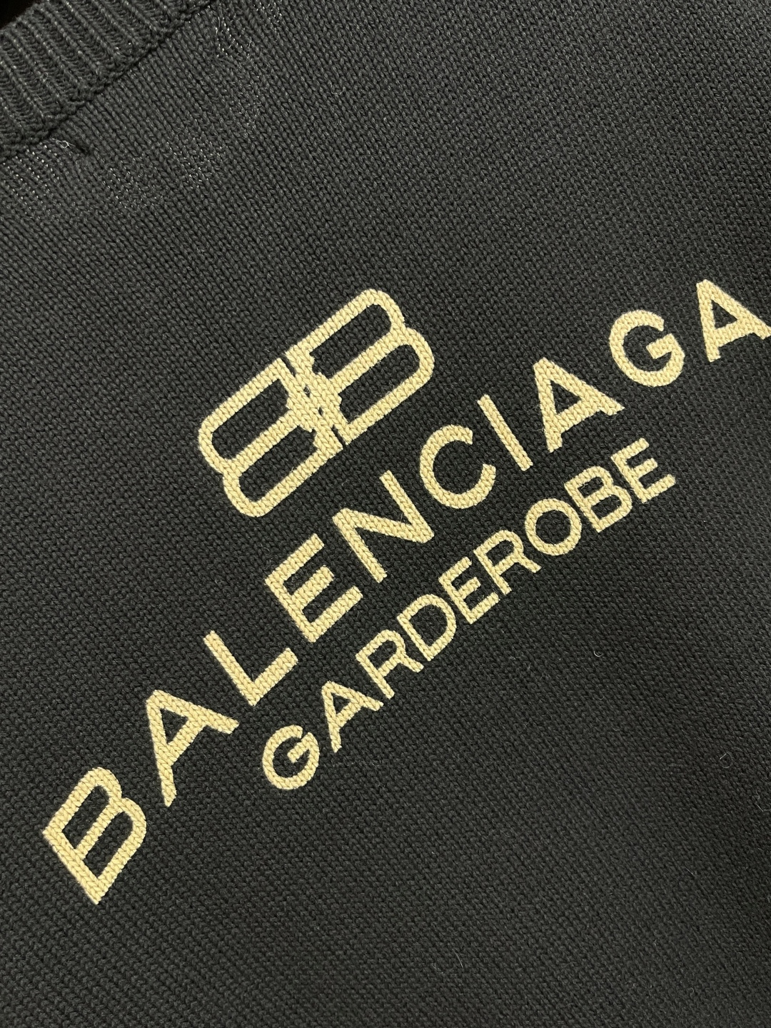 🛒🛒balenciaga 2025ss刺绣徽标针织毛衣，采用90％棉，搭配10％羊毛。该款面料上身版型较