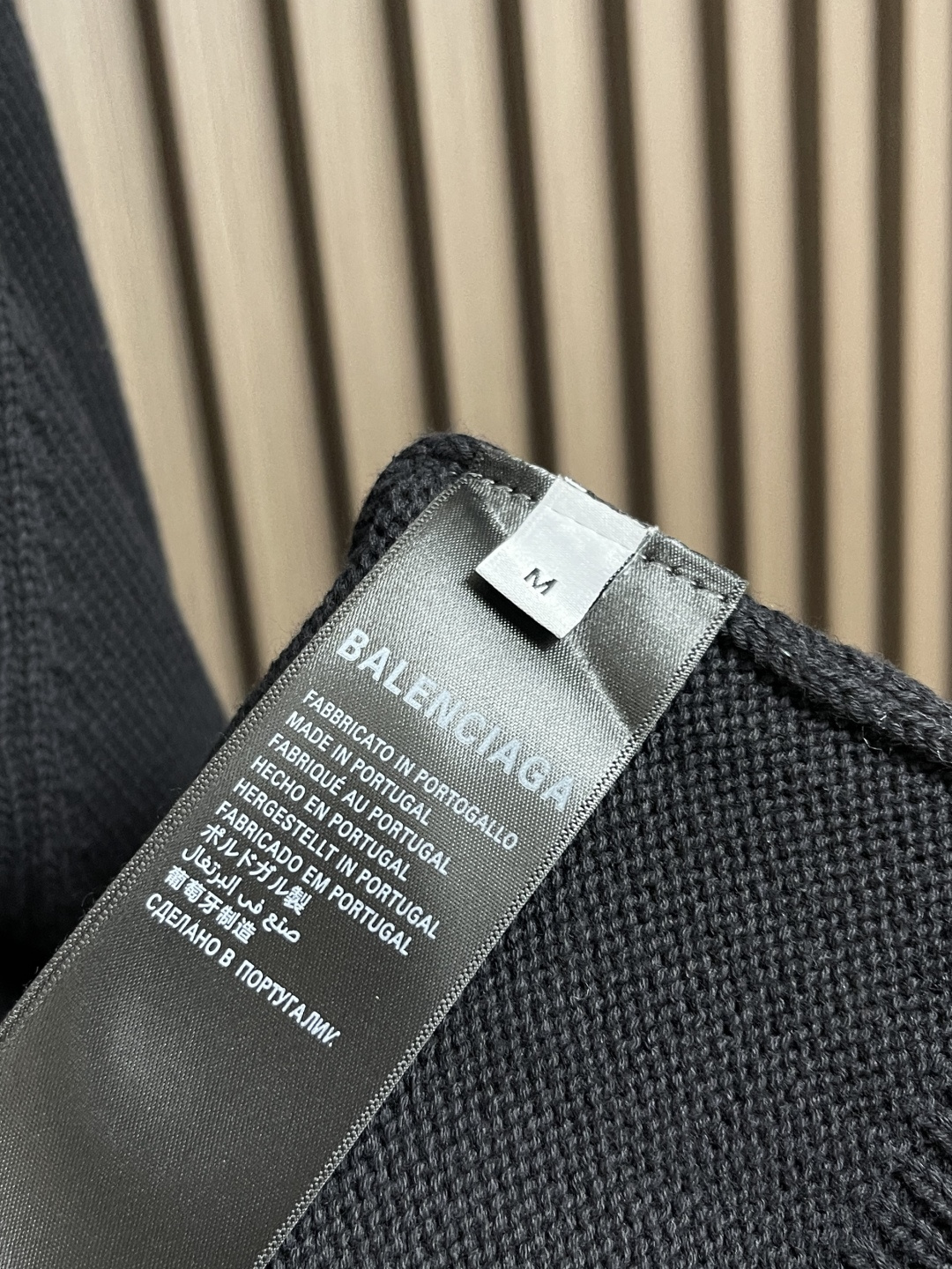 🛒🛒balenciaga 2025ss刺绣徽标针织毛衣，采用90％棉，搭配10％羊毛。该款面料上身版型较