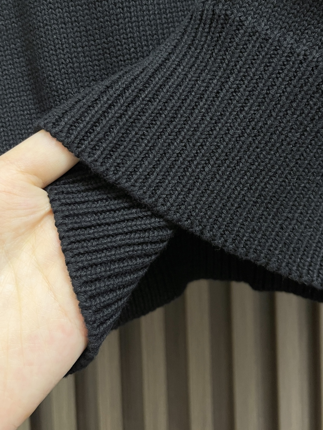 🛒🛒balenciaga 2025ss刺绣徽标针织毛衣，采用90％棉，搭配10％羊毛。该款面料上身版型较