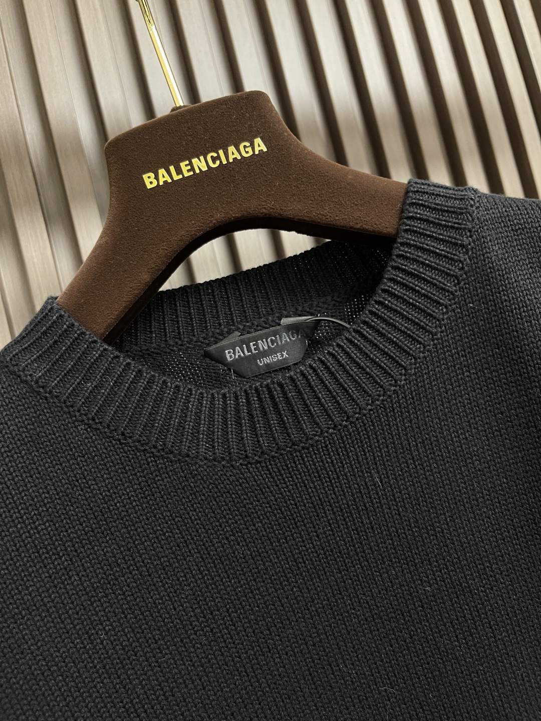 🛒🛒balenciaga 2025ss刺绣徽标针织毛衣，采用90％棉，搭配10％羊毛。该款面料上身版型较