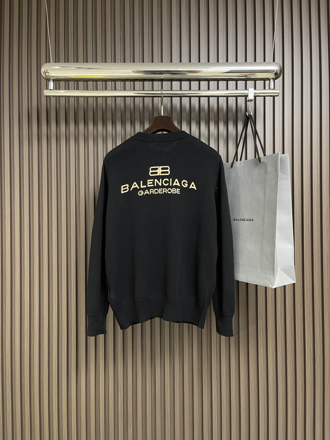 🛒🛒balenciaga 2025ss刺绣徽标针织毛衣，采用90％棉，搭配10％羊毛。该款面料上身版型较