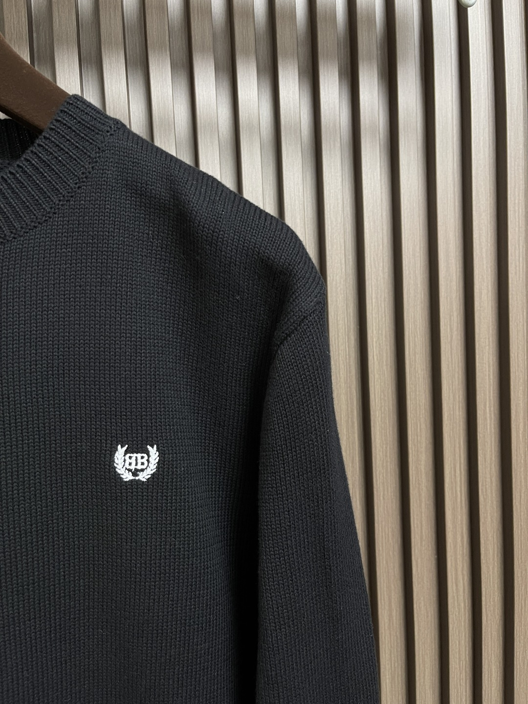 🛒🛒balenciaga 2025ss刺绣徽标针织毛衣，采用90％棉，搭配10％羊毛。该款面料上身版型较