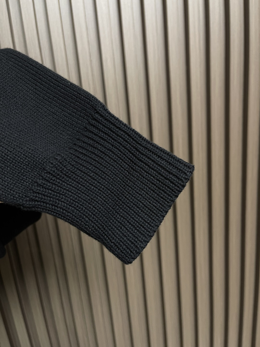 🛒🛒balenciaga 2025ss刺绣徽标针织毛衣，采用90％棉，搭配10％羊毛。该款面料上身版型较