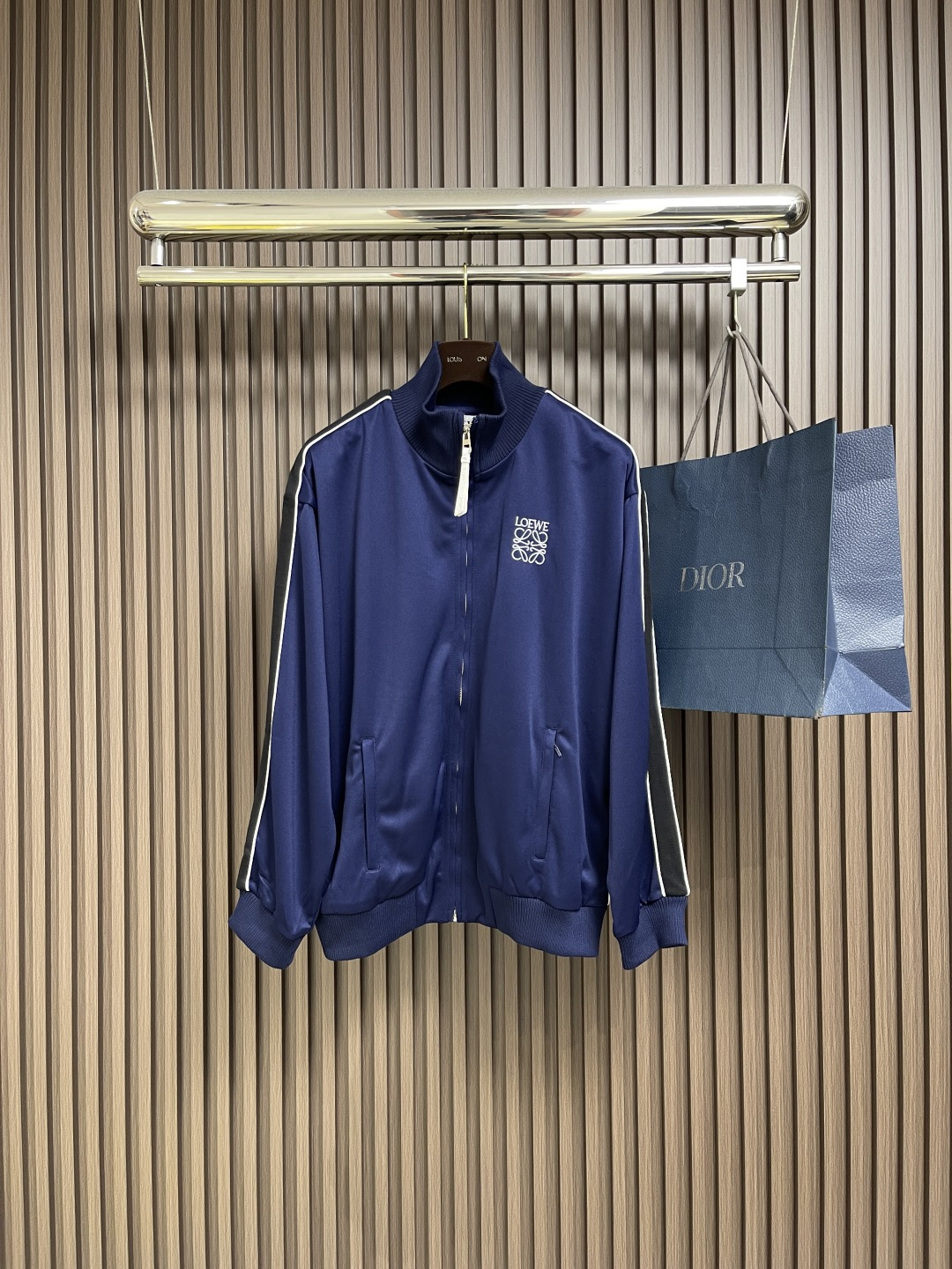 上衣🛒🛒 LOEWE 罗纹高领刺绣织带夹克外套长裤套装，采用40支真丝光双面定制面料，由进口织布机高密度