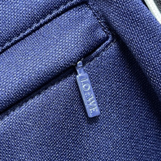 裤子🛒🛒LOEWE 罗纹高领刺绣织带夹克外套长裤套装,采用40支真丝光双面定制面料,由进口织布机高密度织 裤子🛒🛒LOEWE 罗纹高领刺绣织带夹克外套长裤套装,采用40支真丝光双面定制面料,由进口织布机高密度织