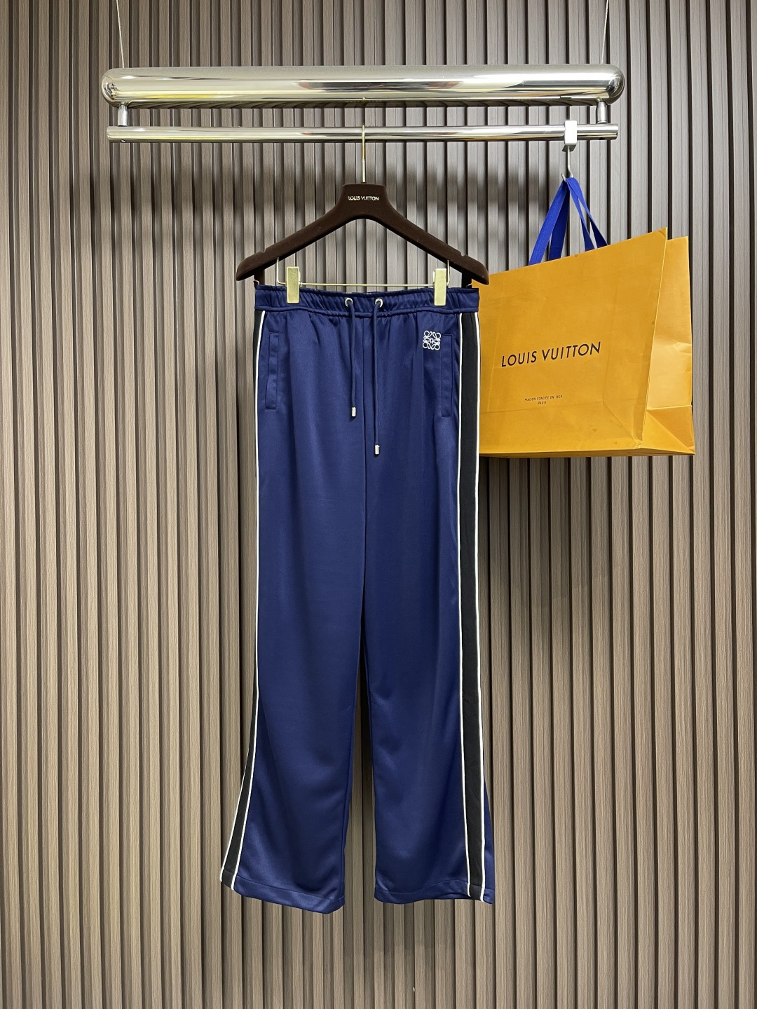 裤子🛒🛒LOEWE 罗纹高领刺绣织带夹克外套长裤套装，采用40支真丝光双面定制面料，由进口织布机高密度织