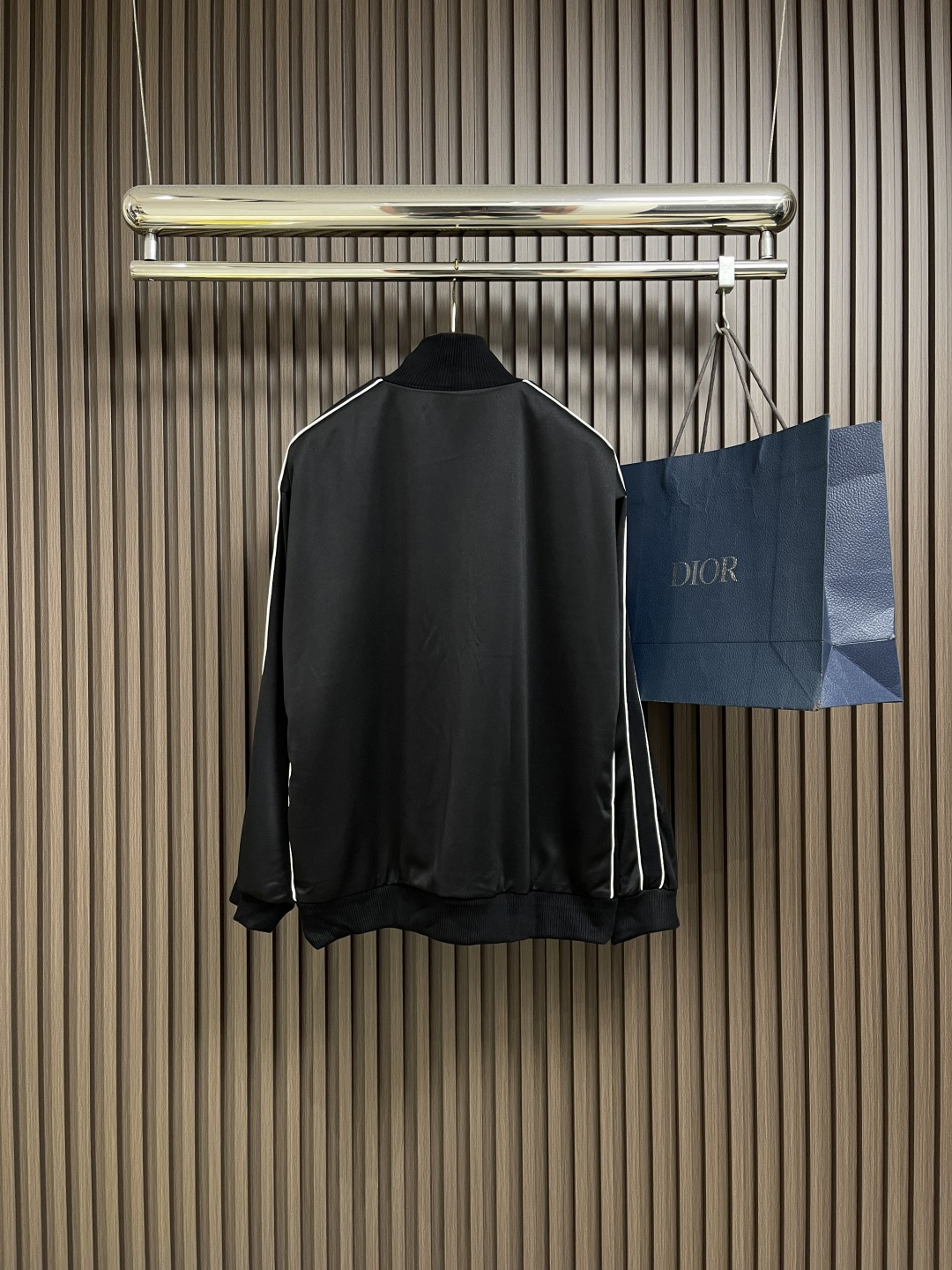 NO:573264,Tops Pants P LOEWE  Ribbed high-neck embroidered webbing jacket, jacket and trousers suit, made of 40-count genuine mercerized double-sided custom fabrics, woven with high density on imported looms, with clear lines and three-dimensional and crisp silhouette. The lining is made of 54D pure cotton mesh, which is light and breathable. The herringbone ribbons on the sleeves complement the mesh lining, showing the brand's exquisite craftsmanship. The high-neck design is matched with woolen rib cuffs and hem with 55% wool content, which is comfortable and not close to the body. LOEWE on the chest   Anagram uses high-density three-dimensional needle embroidery technology and pays attention to details. In terms of accessories, the pure cotton webbing and silver gauze letter tape are customized according to the original version. The zipper uses an alloy electroplated matte white slider with the brand logo engraved on both sides. The slider uses first-layer cowhide leather.  Combined materials and embossed logo. Nylon lining and cotton pocket fabric, both functional and fashionable. Loose fit with standard length tailoring, front zipper opening and welt pockets designed to be practical and beautiful. Sizes S-XL, loewe, jackets  & coats,jackets & coats,cowhide,real silk,alexander wang19860909上衣 裤子P LOEWE 罗纹高领刺绣织带夹克外套长裤套装,采用40支真丝光双面定制面料,由进口织布机高密度织造,纹路清晰,版型立体挺括.内里选用54D纯棉网眼布,轻薄透气.衣袖人字纹饰带与织网衬里相得益彰,展现品牌精湛工艺.高领设计搭配55％羊毛含量的毛织螺纹袖口和下摆,舒适不贴身.胸前LOEWE Anagram采用针高密度立体刺绣工艺,细节考究.辅料方面,纯棉织带与银光纱字母带均按原版定制.拉链采用合金电镀哑光白拉头,双边刻有品牌logo,拉头使用头层牛皮复合材质并压印logo.里料锦纶,口袋布棉,兼具功能性与时尚感.宽松版型搭配标准长度剪裁,正面拉链开合与嵌线口袋设计实用美观.尺码S-XL,,loewe,jackets & coats,jackets & coats,cowhide,real silk,alexander wang,Men's clothing