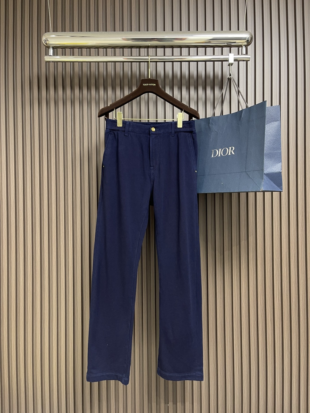 NO:525735,SR Family (Stephen) Stefano Ricci jeans, overcome all difficulties to develop. First of all, let’s talk about the materials used in this model. The new European cotton texture is its biggest feature of softness and comfort, no pilling, no deformation, and the absolute king of quality. Brand logo hardware highlights the noble style of the SR family. The waist streamlined design makes the overall upper body look more three-dimensional and beautiful, adding points to men’s handsomeness. Improper palace level, the first batch of spots, cherish and grasp. Size 29-38 No 35 37,,jeans,alexander wang19860909SR家族（史蒂芬）Stefano Ricci 牛仔裤,排除万难到手开发,首先我们来说说这款的用料,全新欧棉质地,最大的特点就是柔软舒适,不起球,不变形,绝对质量上的王者,品牌标识五金,凸显SR家族贵气的典范,腰部流线设计,显得整体上身更加立体美观,为男士帅气加分.无可挑剔殿堂级别,首批现货,珍惜把握.尺码29-38 无35 37,,jeans,alexander wang,Men's clothing