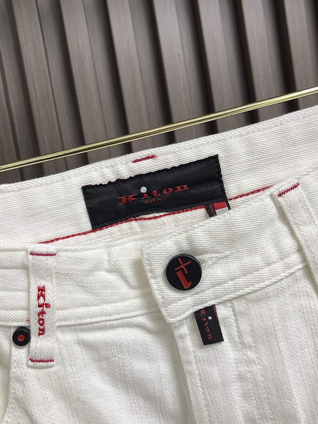 🛒🛒Kiton 2025SS秋季新款男士直筒牛仔裤，棉质牛仔面料打造质地柔软又不失筋骨，手感干爽有韧性 