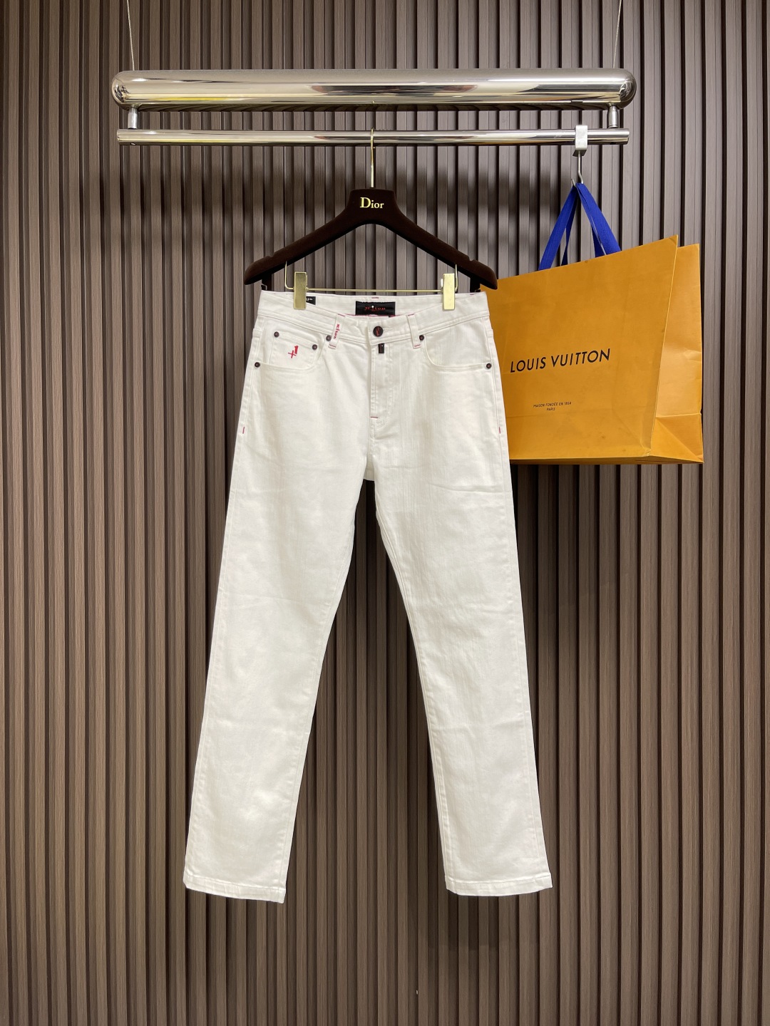 🛒🛒Kiton 2025SS秋季新款男士直筒牛仔裤，棉质牛仔面料打造质地柔软又不失筋骨，手感干爽有韧性 