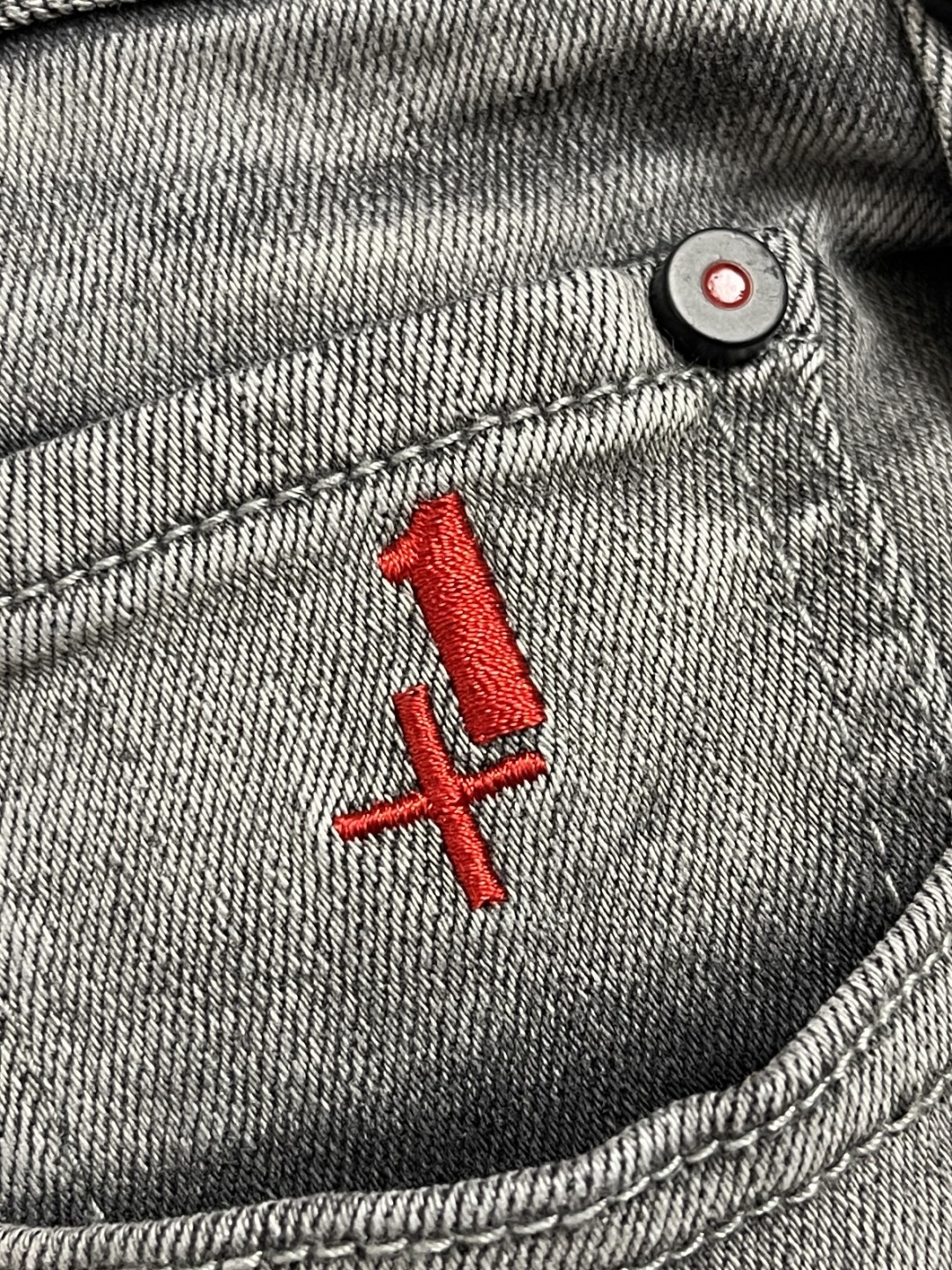 🛒🛒Kiton 2025SS秋季新款男士直筒牛仔裤，棉质牛仔面料打造质地柔软又不失筋骨，手感干爽有韧性 