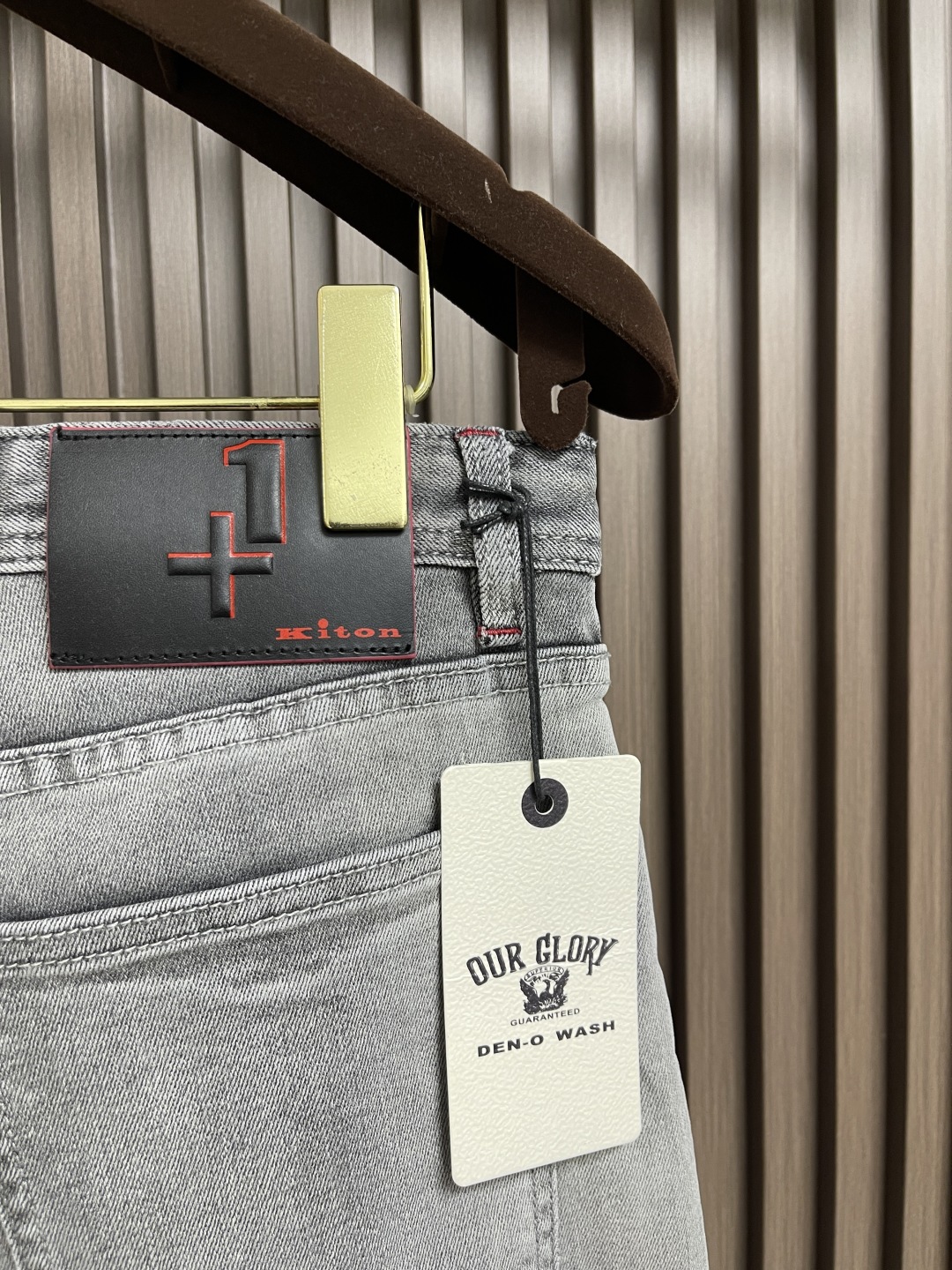 🛒🛒Kiton 2025SS秋季新款男士直筒牛仔裤，棉质牛仔面料打造质地柔软又不失筋骨，手感干爽有韧性 
