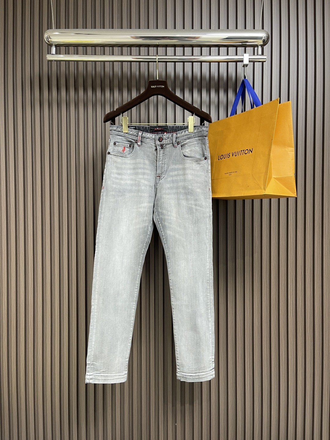 🛒🛒Kiton 2025SS秋季新款男士直筒牛仔裤，棉质牛仔面料打造质地柔软又不失筋骨，手感干爽有韧性 