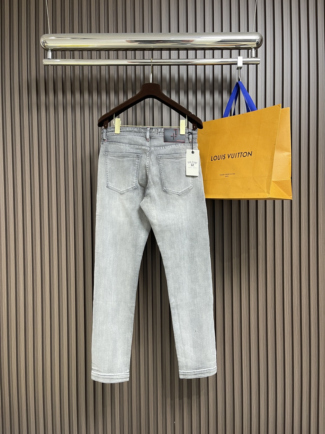 🛒🛒Kiton 2025SS秋季新款男士直筒牛仔裤，棉质牛仔面料打造质地柔软又不失筋骨，手感干爽有韧性 