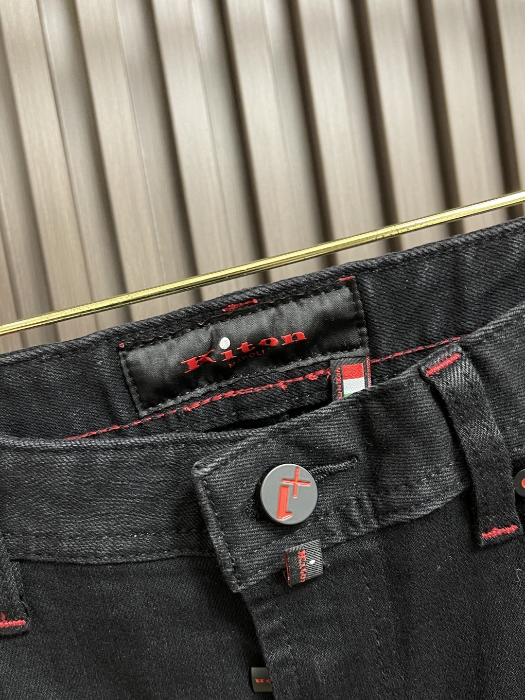 🛒🛒Kiton 2025SS秋季新款男士直筒牛仔裤，棉质牛仔面料打造质地柔软又不失筋骨，手感干爽有韧性 