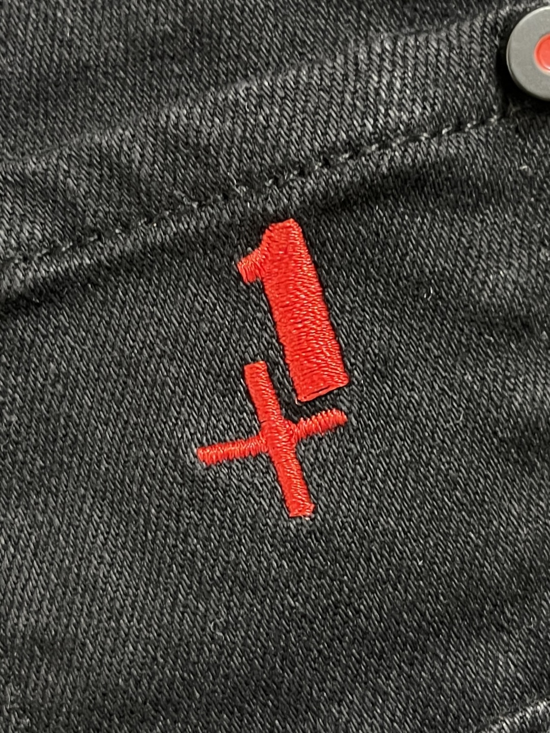 🛒🛒Kiton 2025SS秋季新款男士直筒牛仔裤，棉质牛仔面料打造质地柔软又不失筋骨，手感干爽有韧性 