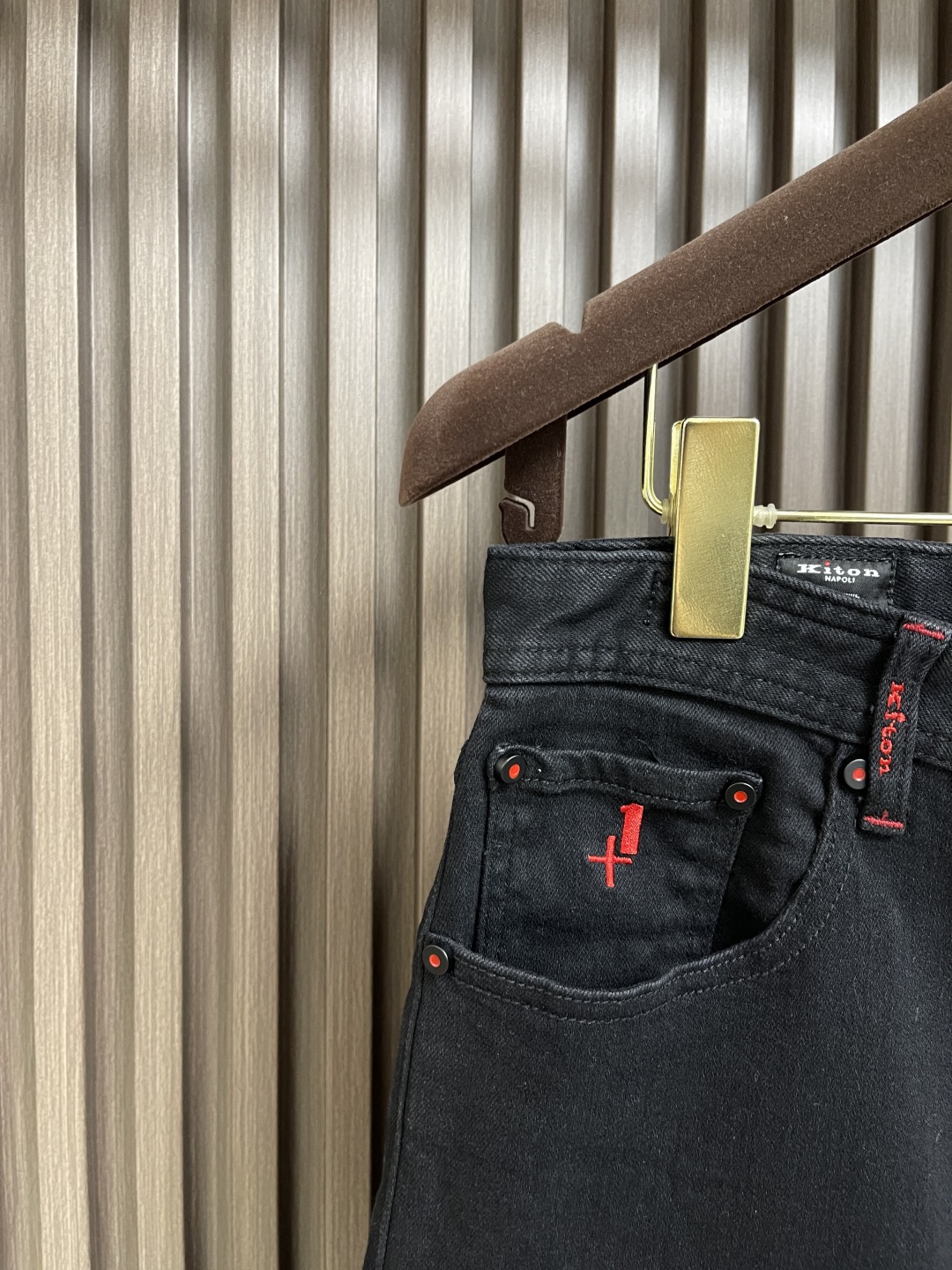 🛒🛒Kiton 2025SS秋季新款男士直筒牛仔裤，棉质牛仔面料打造质地柔软又不失筋骨，手感干爽有韧性 