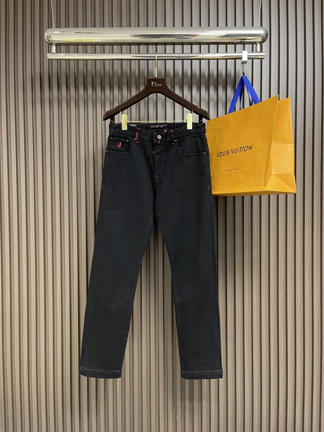 🛒🛒Kiton 2025SS秋季新款男士直筒牛仔裤，棉质牛仔面料打造质地柔软又不失筋骨，手感干爽有韧性 