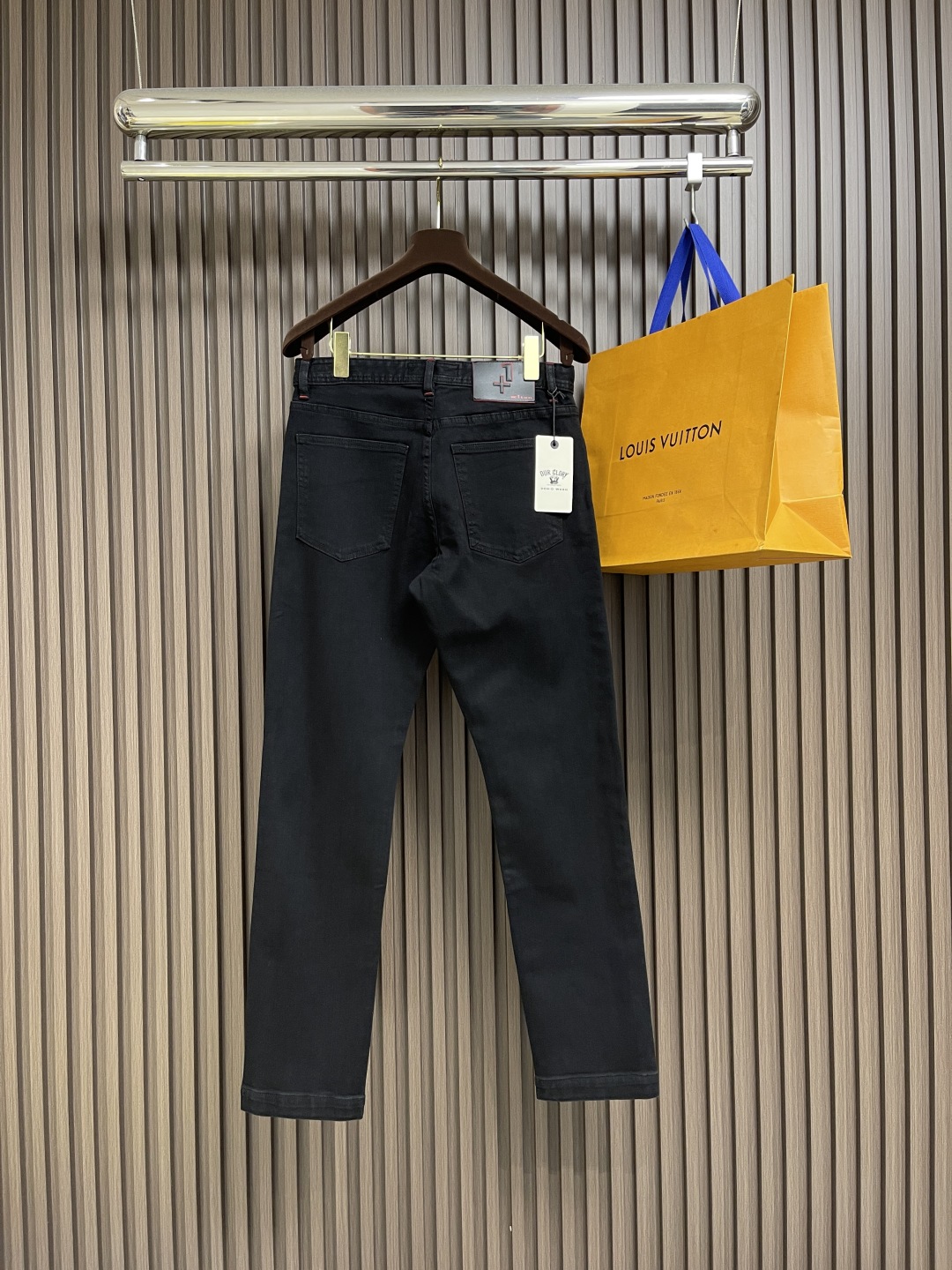 🛒🛒Kiton 2025SS秋季新款男士直筒牛仔裤，棉质牛仔面料打造质地柔软又不失筋骨，手感干爽有韧性 