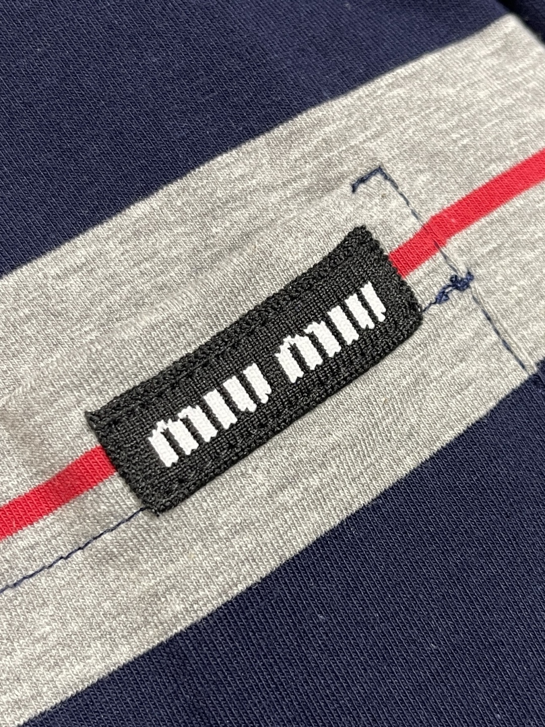 🛒🛒MiuMiu 2025SS 海报款宽条徽标logo灰蓝条纹长袖T恤，定织60支双股纱线：采用60S 