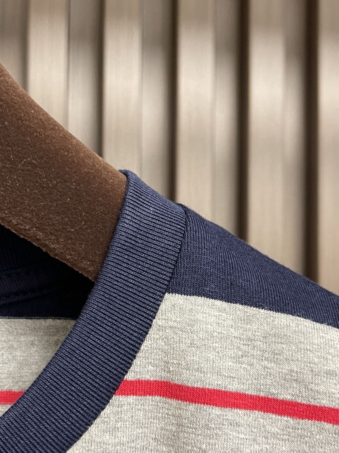 🛒🛒MiuMiu 2025SS 海报款宽条徽标logo灰蓝条纹长袖T恤，定织60支双股纱线：采用60S 