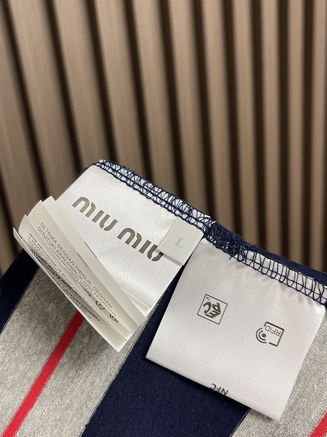 🛒🛒MiuMiu 2025SS 海报款宽条徽标logo灰蓝条纹长袖T恤，定织60支双股纱线：采用60S 