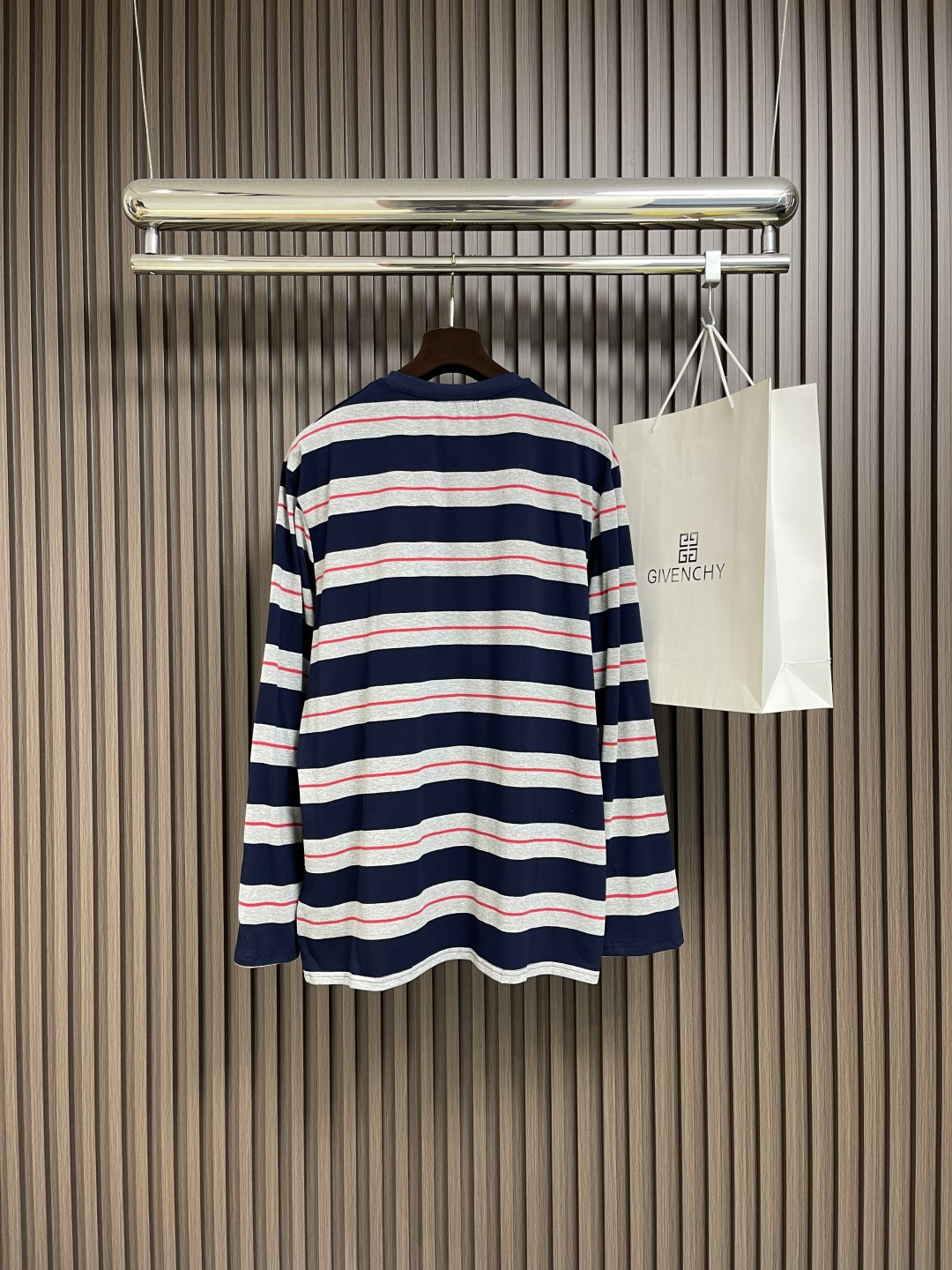 🛒🛒MiuMiu 2025SS 海报款宽条徽标logo灰蓝条纹长袖T恤，定织60支双股纱线：采用60S 