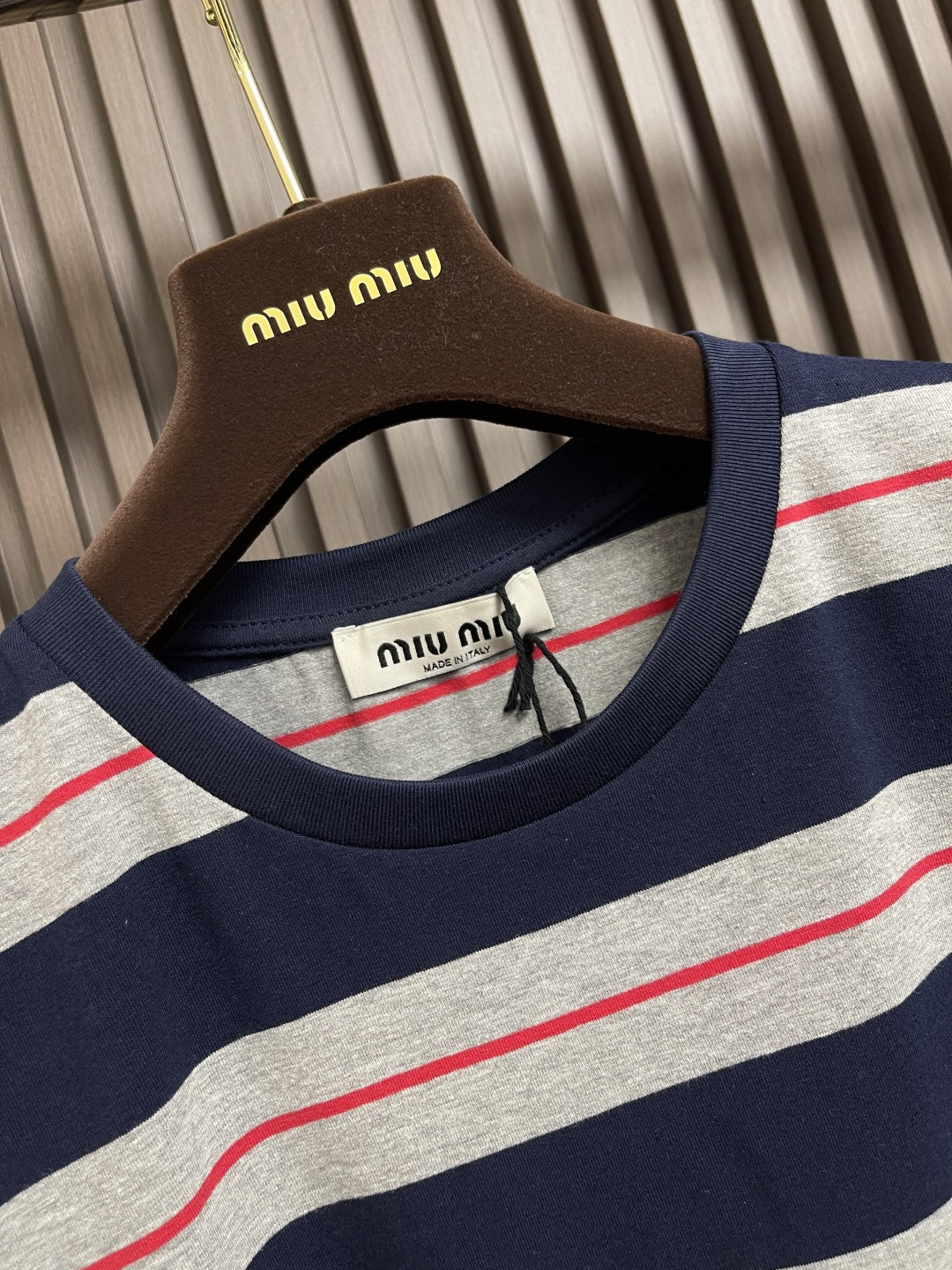 🛒🛒MiuMiu 2025SS 海报款宽条徽标logo灰蓝条纹长袖T恤，定织60支双股纱线：采用60S 