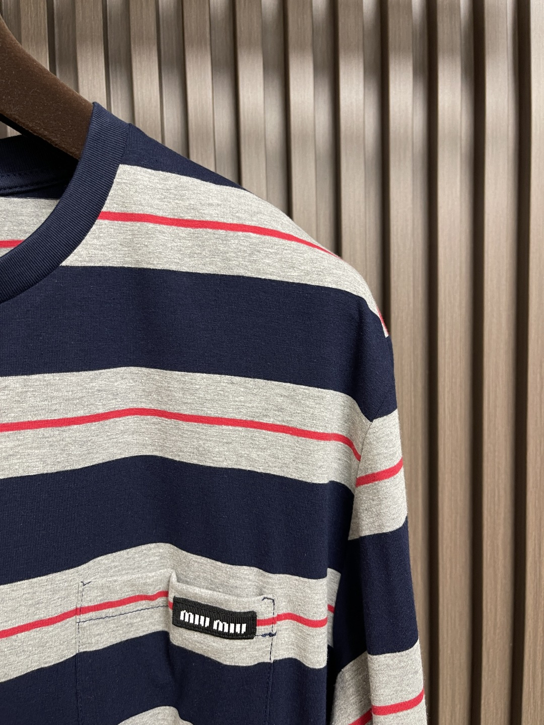 🛒🛒MiuMiu 2025SS 海报款宽条徽标logo灰蓝条纹长袖T恤，定织60支双股纱线：采用60S 