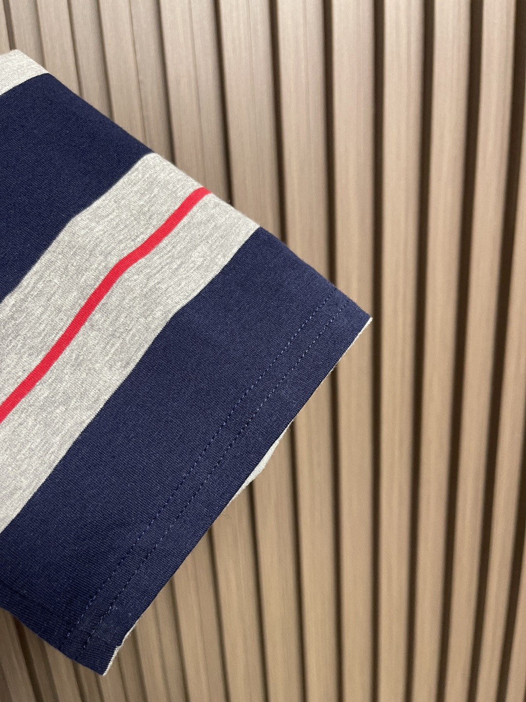 🛒🛒MiuMiu 2025SS 海报款宽条徽标logo灰蓝条纹长袖T恤，定织60支双股纱线：采用60S 