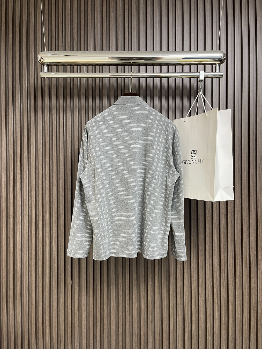 🛒🛒MiuMiu 条纹Polo长袖，定制奢华60支双股高密条纹料，胸前口袋饰以品牌标志作点睛之笔，人体学