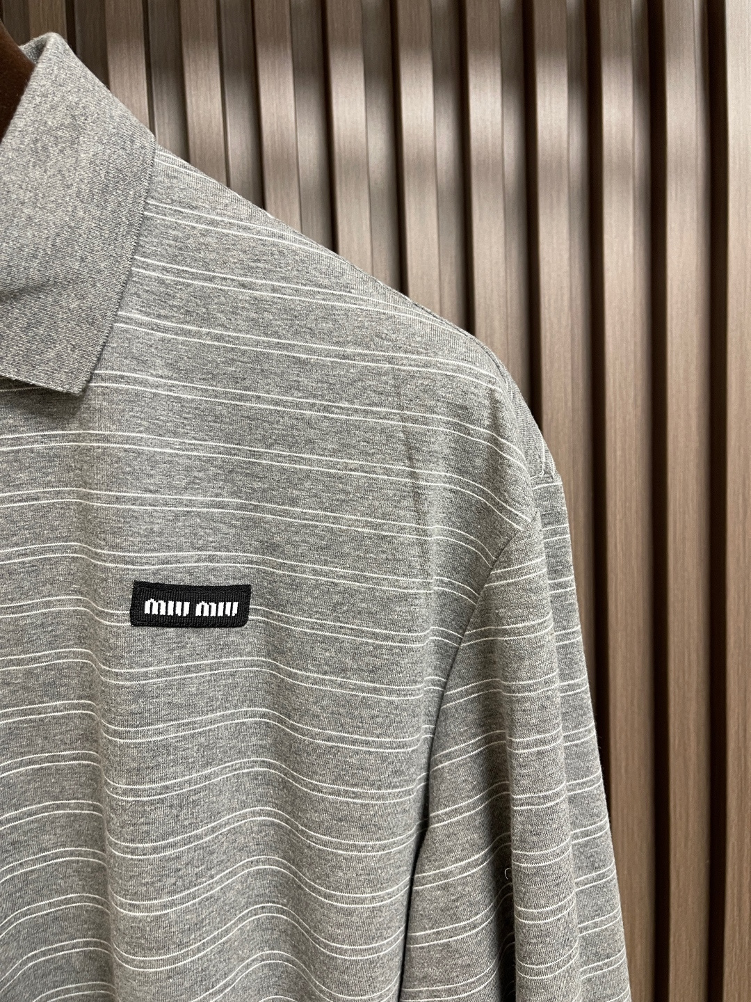 🛒🛒MiuMiu 条纹Polo长袖，定制奢华60支双股高密条纹料，胸前口袋饰以品牌标志作点睛之笔，人体学