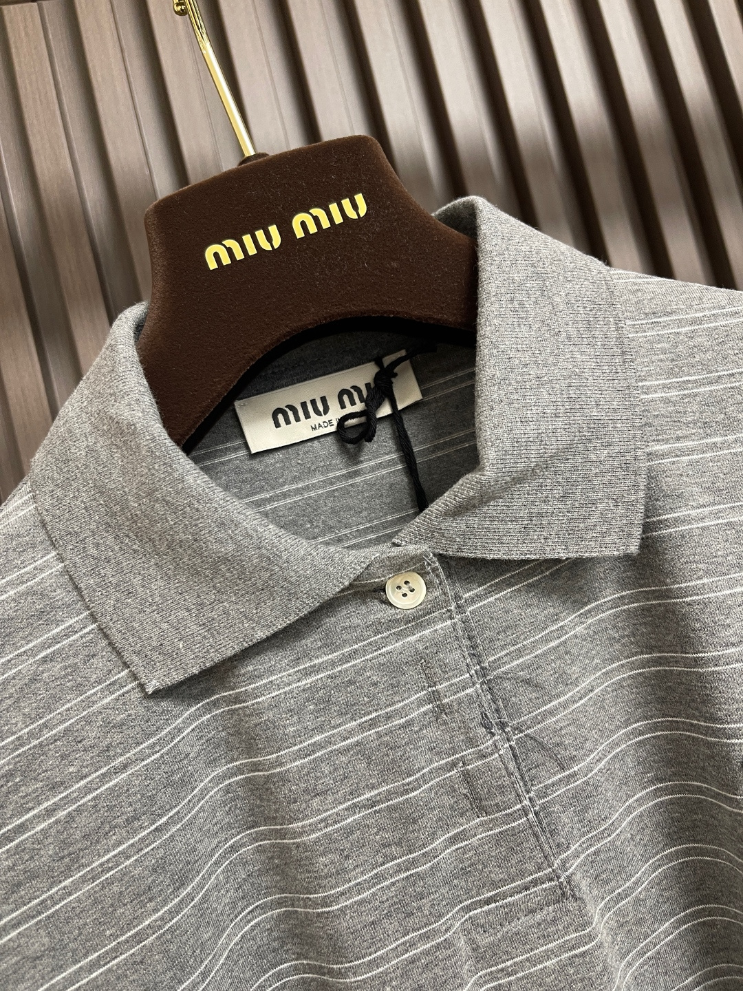🛒🛒MiuMiu 条纹Polo长袖，定制奢华60支双股高密条纹料，胸前口袋饰以品牌标志作点睛之笔，人体学