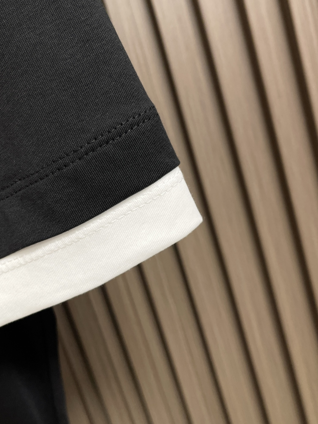 🛒🛒PRADA 假两件三角徽标棉质短袖T恤，面料采用24S双纱特种纺织紧密棉 185G，罗纹32S双纱拉