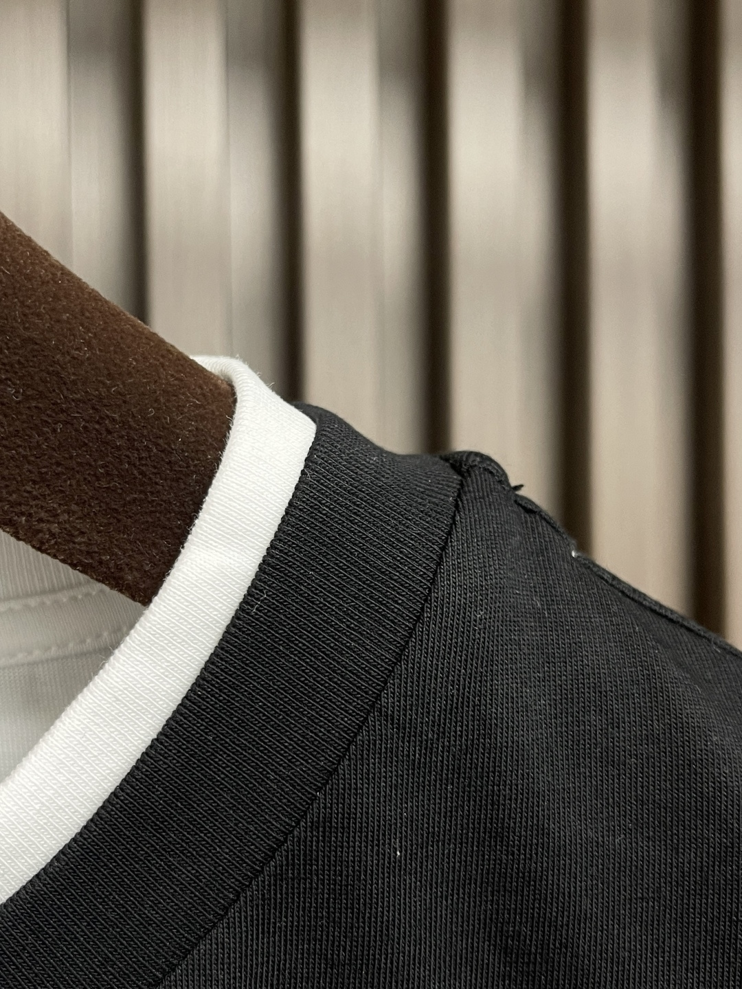 🛒🛒PRADA 假两件三角徽标棉质短袖T恤，面料采用24S双纱特种纺织紧密棉 185G，罗纹32S双纱拉