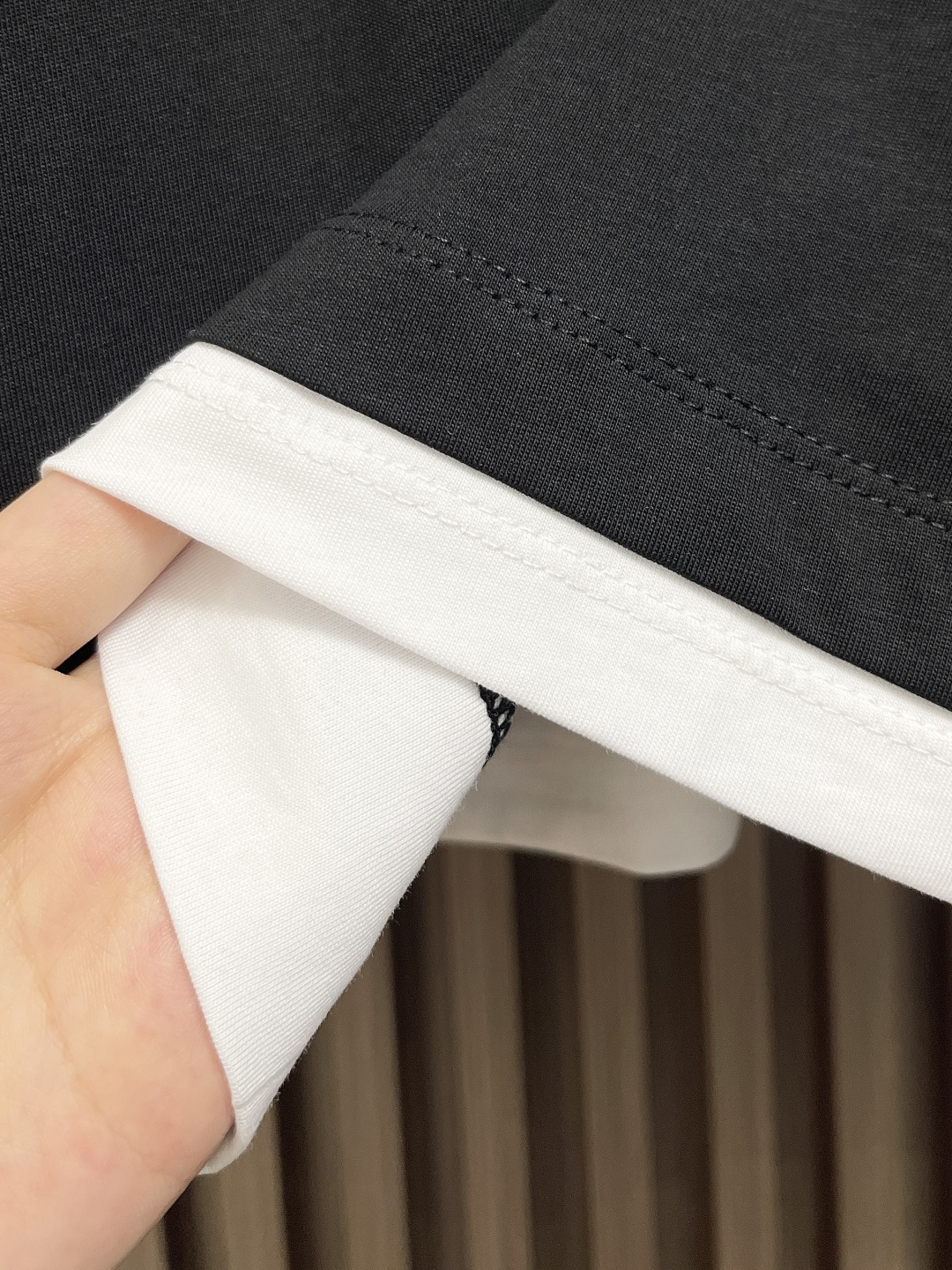 🛒🛒PRADA 假两件三角徽标棉质短袖T恤，面料采用24S双纱特种纺织紧密棉 185G，罗纹32S双纱拉