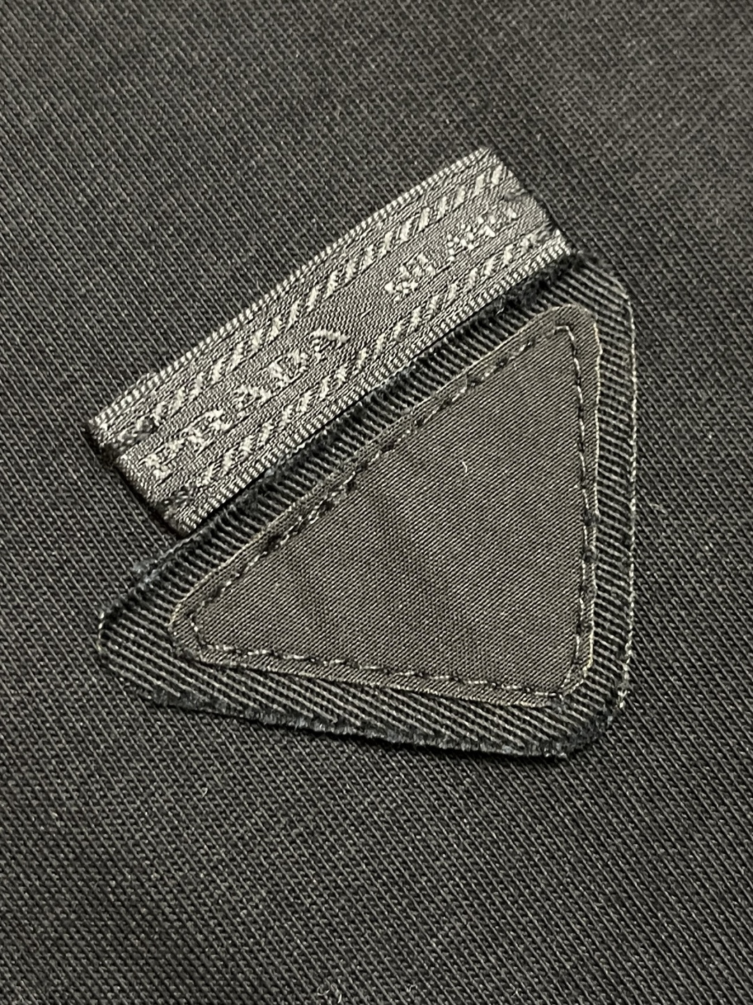 🛒🛒PRADA 假两件三角徽标棉质短袖T恤，面料采用24S双纱特种纺织紧密棉 185G，罗纹32S双纱拉