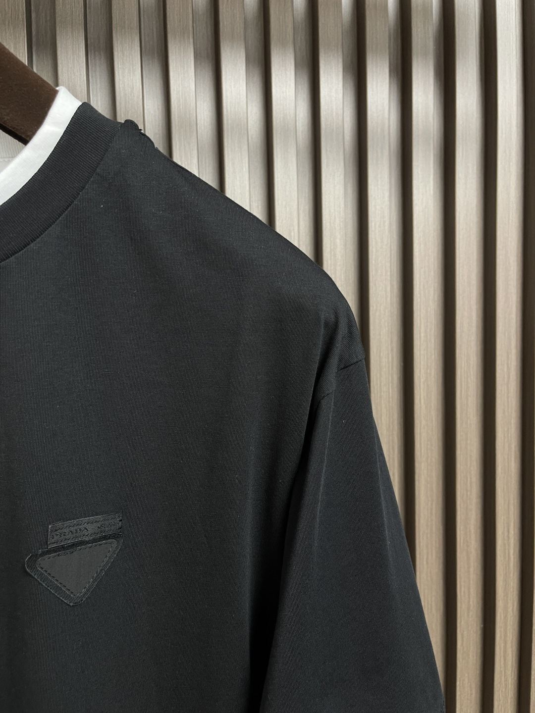 🛒🛒PRADA 假两件三角徽标棉质短袖T恤，面料采用24S双纱特种纺织紧密棉 185G，罗纹32S双纱拉