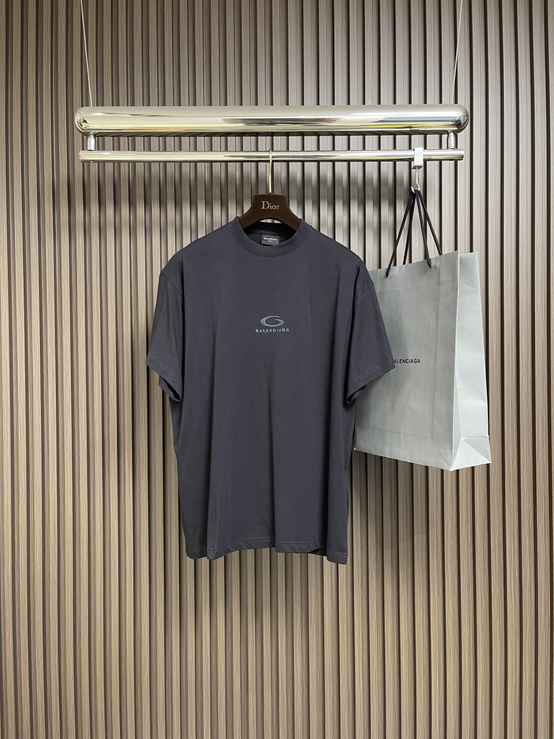 NO:525764,BALENCIAGA Balenciaga embroidered round neck short-sleeved T-shirt, using imported cotton 24S double yarn retro jersey fabric, 185g of gram weight, soft and textured, skin-friendly and comfortable to wear; 32S double yarn 1*1 thread, 270g of gram weight, making the neckline crisp and stylish, and it is not easy to deform after wearing for a long time; loop sports icon art works on embroidery are presented in fine needle method, smooth lines and lifelike patterns, and each needle is embroidered with ingenuity; the loose style is inclusive, whether it is single or layered, it can be easily controlled, showing a unique style, and the details show quality and style. Size XS-L,,balenciaga,balenciaga,T-shirt,tees,t-shirt,alexander wang19860909BALENCIAGA 巴黎世家刺绣圆领短袖T恤,采用进口棉质24S双纱复古平纹针织面料,185g的克重,手感柔软且富有质感,穿着亲肤又舒适；32S双纱1*1螺纹,270g的克重,使得领口挺括有型,久穿不易变形；刺绣上loop sports icon艺术作品以精细针法呈现,线条流畅,图案栩栩如生,每一针都凝聚匠心；宽松版型具有包容性,无论是单穿还是叠穿,都能轻松驾驭,展现独特风格,细节之处尽显品质与格调.尺码XS-L,,balenciaga,balenciaga,T-shirt,tees，t-shirt,alexander wang,Men's clothing