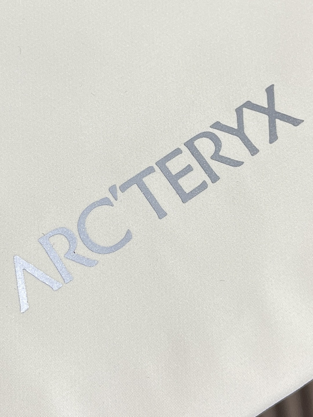 🛒🛒arcteryx 始祖鸟 2025SS夏季新款轻量透气防风短款连帽外套，可当防晒。适用于城市通勤和户