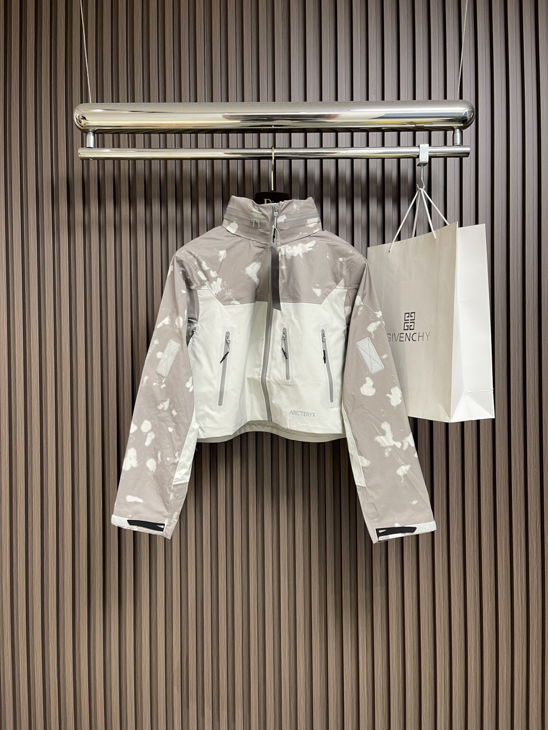 NO:524706,arcteryx 2025SS summer new lightweight breathable windproof short hooded jacket, which can be used as sun protection. It is suitable for urban commuting and outdoor rock climbing. It is windproof and breathable, making the upper body more comfortable. It is compatible with various trendy occasions and outdoor activity series. It is a famous outdoor brand. It is worth recommending. It has a high cost performance. Size XS-L, arc'teryx, jackets & coats,hats,alexander wang19860909arcteryx 始祖鸟 2025SS夏季新款轻量透气防风短款连帽外套,可当防晒.适用于城市通勤和户外攀岩运动.防风透气,上身更加舒适.兼容各种潮流场合及户外活动系列,作为著名户外的品牌.值得推荐.性价比超高.尺码XS-L,arc'teryx,jackets & coats,hats,alexander wang,Men's clothing