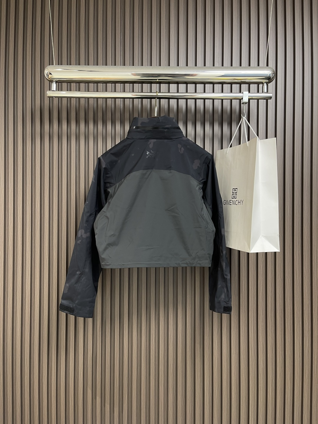 🛒🛒arcteryx 始祖鸟 2025SS夏季新款轻量透气防风短款连帽外套，可当防晒。适用于城市通勤和户