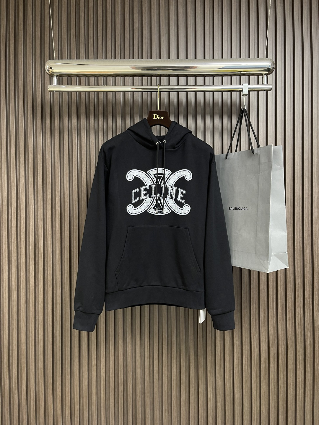 NO:526925,Celine 2025Fw new printed letter hooded sweatshirt, made of fixed woven, dyed high-weight pure cotton sweatshirt fabric. The fabric feels thick and has a certain sense of self-weight. The dense and rough terry texture at the bottom is close to the body and skin-friendly, and has excellent warmth. You can't feel any thorn discomfort at all!  The front chest print has clear colors, and the Arc de Triomphe is added. The lines are smooth and smooth and cannot be washed off and deformed. Size S-XL, celine, hoodie, sweatshirts, hats, alexander wang19860909Celine 2025Fw新款印花字母连帽卫衣,采用定织定染高克重纯棉卫衣面料制成 面料手感厚实且有一定的自重感 底部绵密粗犷的毛圈肌理 贴身亲肤,保暖性极佳 丝毫感受不到任何扎刺不适感！ 前胸印花上色彩清晰,添加凯旋门明显标志 线条光滑流畅水洗不脱落变形.尺码S-XL,,celine,hoodie,sweatshirts,hats,alexander wang,Men's clothing