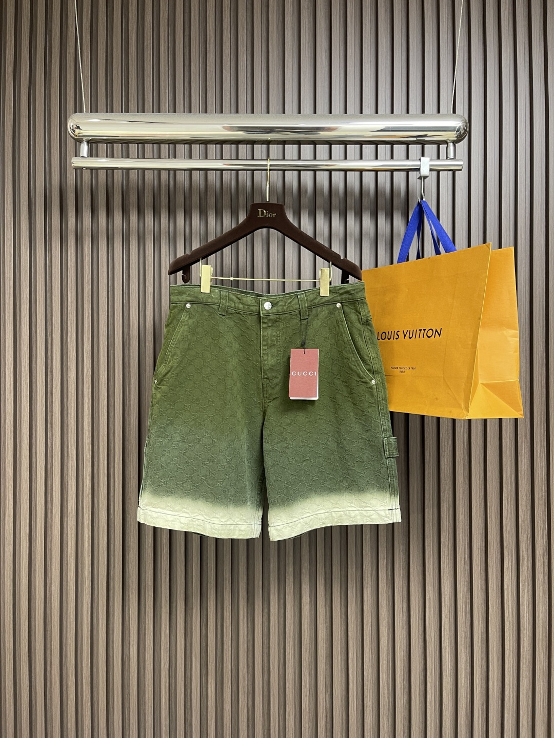 NO:526924,GUCCI dark pattern double G jacquard denim shorts, imported jacquard denim material, comfortable texture, crisp and stylish Enzyme washing technology, presents a retro color rub based on classic denim style, incorporates the brand's iconic design language. Gradient dyeing technology uses a transition from deep to light color, giving a unique visual level to the single product. The surface is decorated with brand-specific texture, highlighting high-end texture and recognition. Size S-XL, gucci, shorts, alexander wang19860909GUCCI 暗纹双G提花牛仔短裤,进口提花牛仔材质,质感舒适,挺括有型 酵素水洗工艺,呈现复古擦色感以经典牛仔版型为基础,融入品牌标志性设计语言 采用渐变染色工艺,从深至浅的色彩过渡 赋予单品独特视觉层次 表面饰有品牌专属纹理,彰显高端质感与辨识度.尺码S-XL,,gucci,shorts,alexander wang,Men's clothing